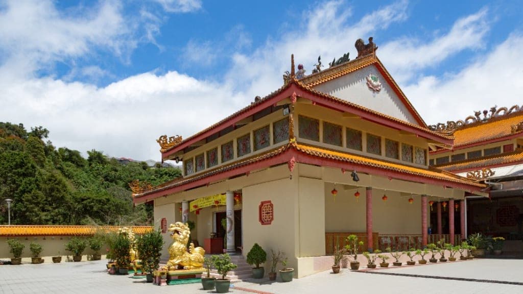 Sam Poh Temple: A Serene Buddhist Sanctuary