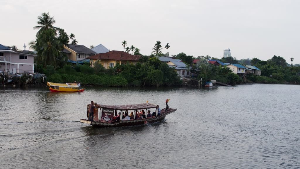 Sarawak Traditional Boat Cruise: A Journey Through Time on the River