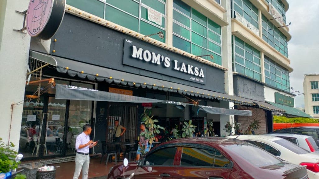 Mom's Laksa Kafe