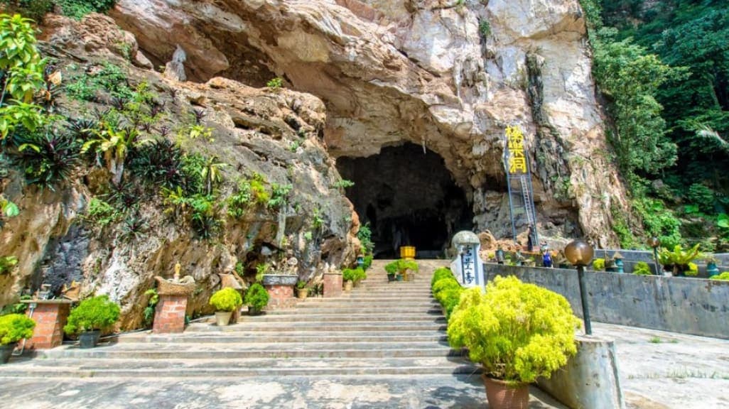 Kek Look Tong: Nature's Splendor Meets Spiritual Peace