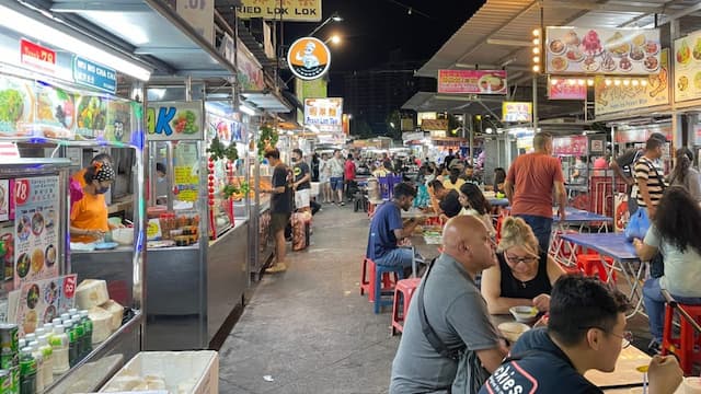 Gurney Drive Hawker Centre (新關仔角小販中心)