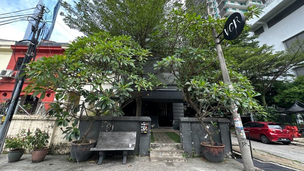 VCR: A Chic Urban Oasis for Coffee Lovers