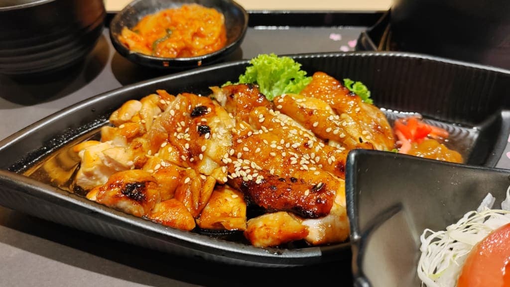 Warakuya Japanese Restaurant: A Fusion of Tradition and Modernity