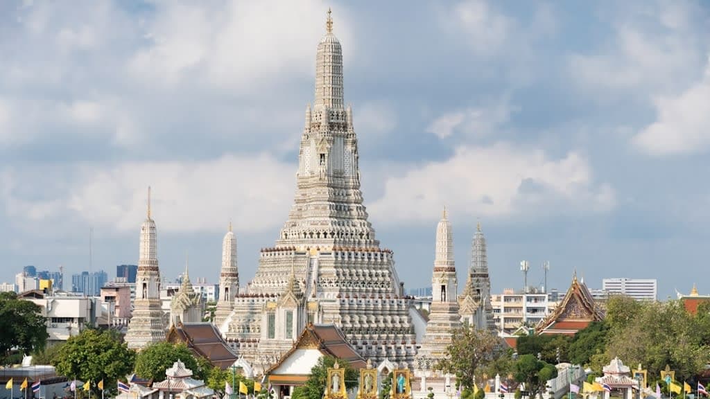 Wat Arun Ratchawararam Ratchawaramahawihan: A Beacon of Hope on Bangkok's Riverbank