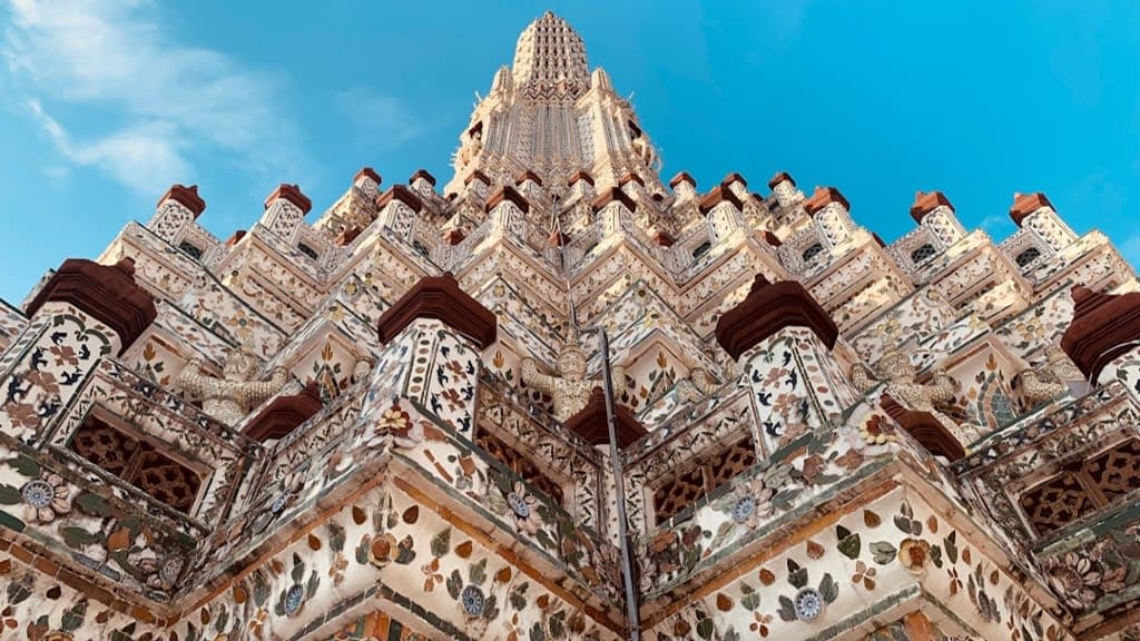 Wat Arun Ratchawararam Ratchawaramahawihan: A Beacon of Hope on Bangkok's Riverbank