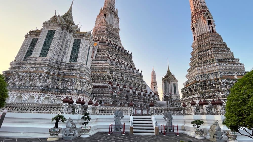 Wat Arun Ratchawararam Ratchawaramahawihan: A Beacon of Hope on Bangkok's Riverbank