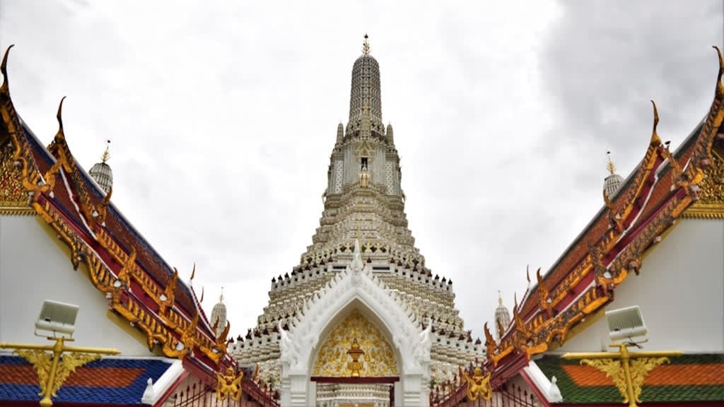 Wat Arun Ratchawararam Ratchawaramahawihan: A Beacon of Hope on Bangkok's Riverbank