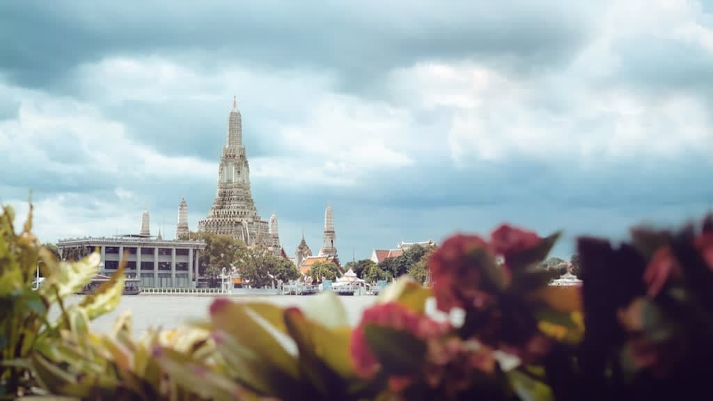 Wat Arun Ratchawararam Ratchawaramahawihan: A Beacon of Hope on Bangkok's Riverbank