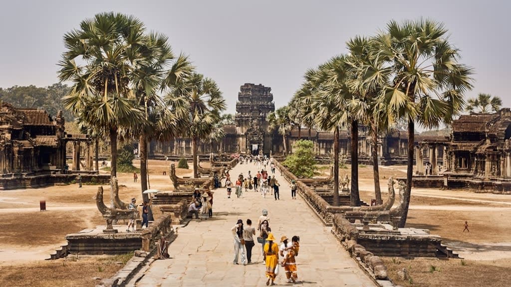 Wat Maha That: Where Ancient Serenity Meets Spiritual Solace