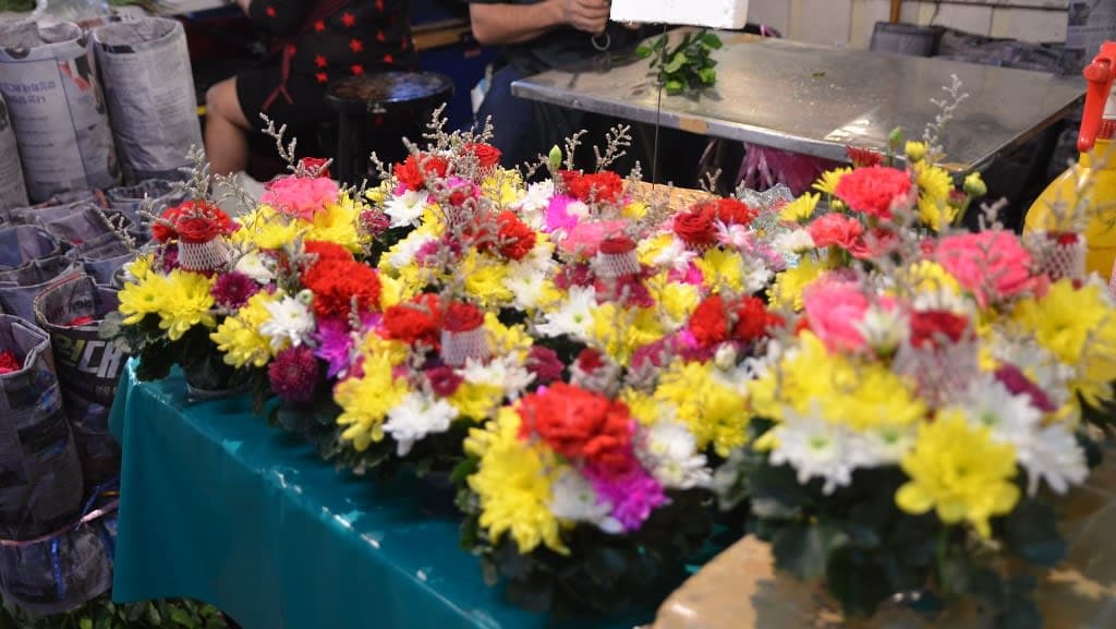 Pak Khlong Talat (Flower Market): A Symphony of Colors and Fragrances