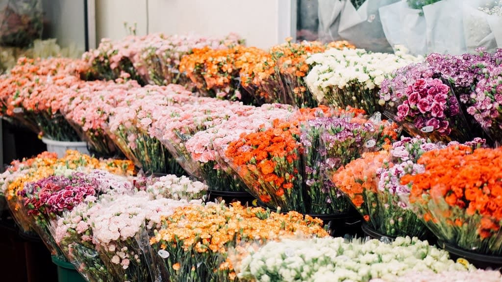 Pak Khlong Talat (Flower Market): A Symphony of Colors and Fragrances