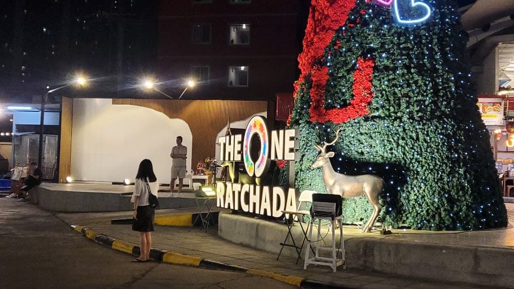 The One Ratchada: A Night of Neon Lights and Culinary Delights