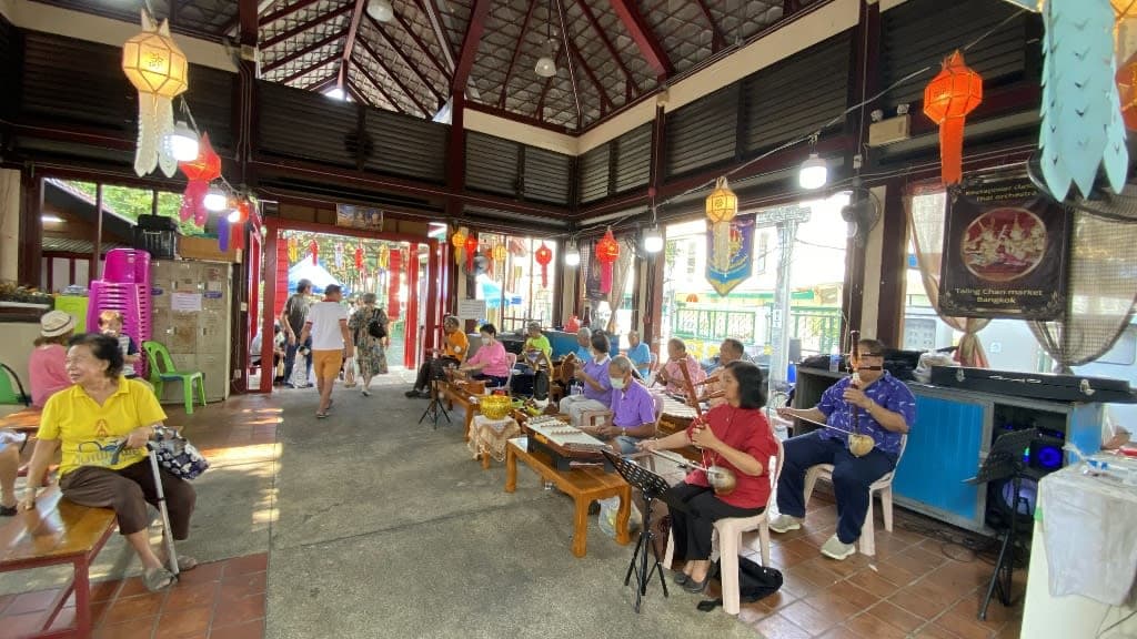 Taling Chan Floating Market: A Symphony of Flavors and Serenity on Water