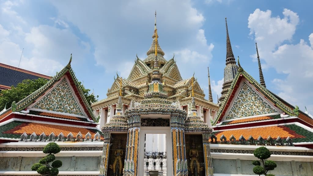 Wat Phra Chetuphon Wimon Mangkhalaram Rajwaramahawihan: The Temple of the Reclining Buddha's Tranquil Oasis