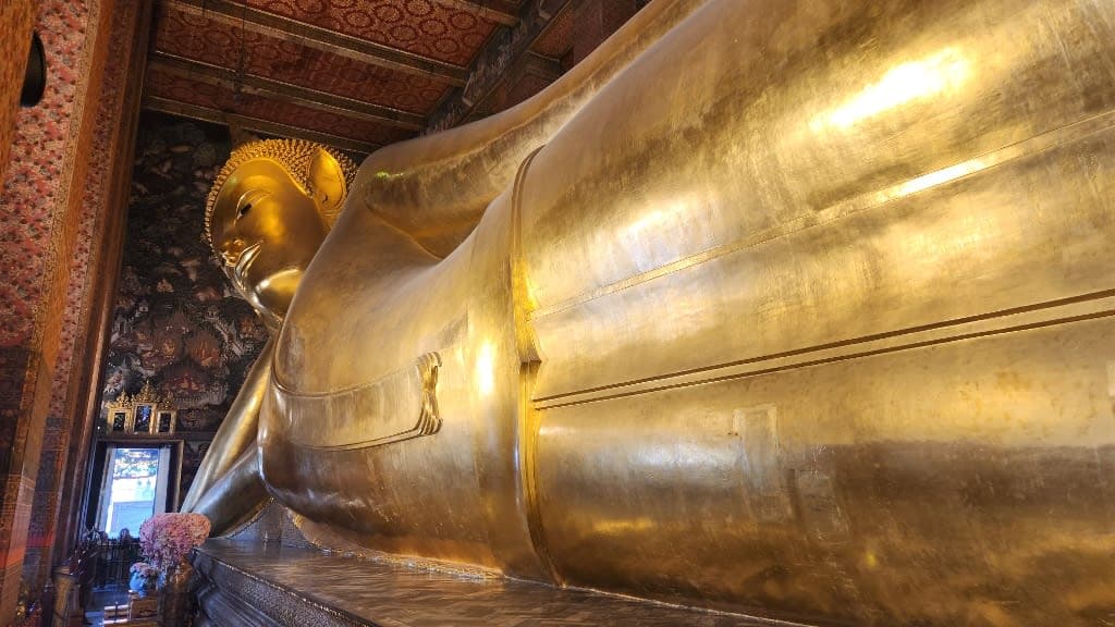 Wat Phra Chetuphon Wimon Mangkhalaram Rajwaramahawihan: The Temple of the Reclining Buddha's Tranquil Oasis