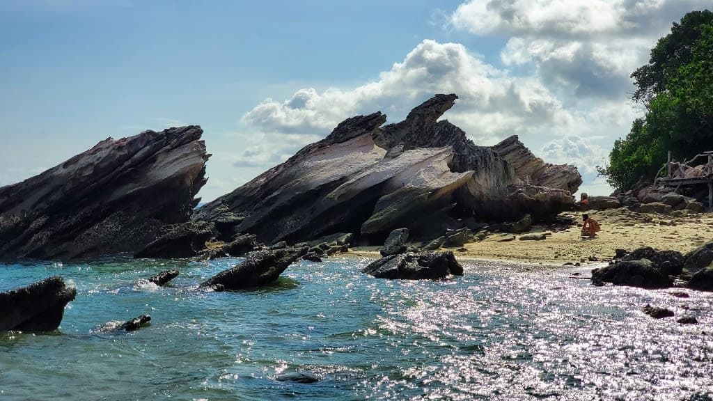 Khai Nai Island: A Secluded Paradise for Sun-Seekers and Snorkelers
