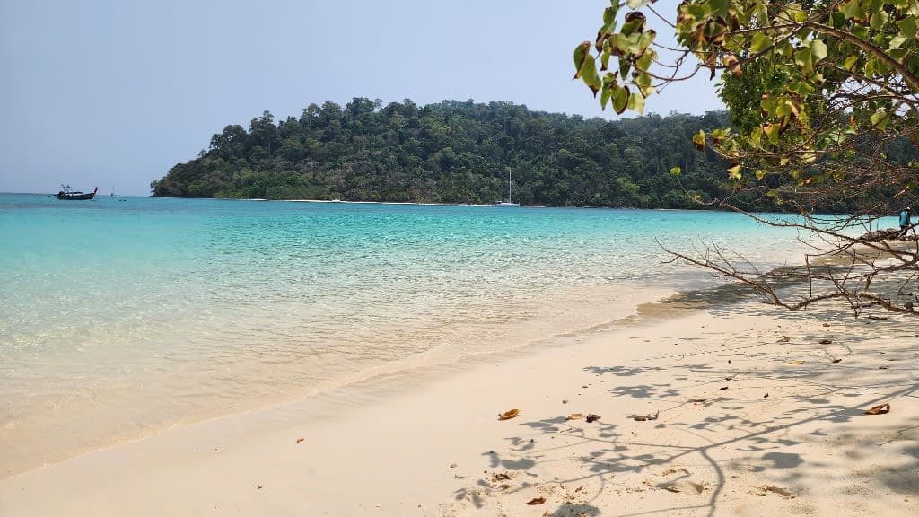 Ko Lanta: A Haven of Laid-back Charm and Natural Beauty