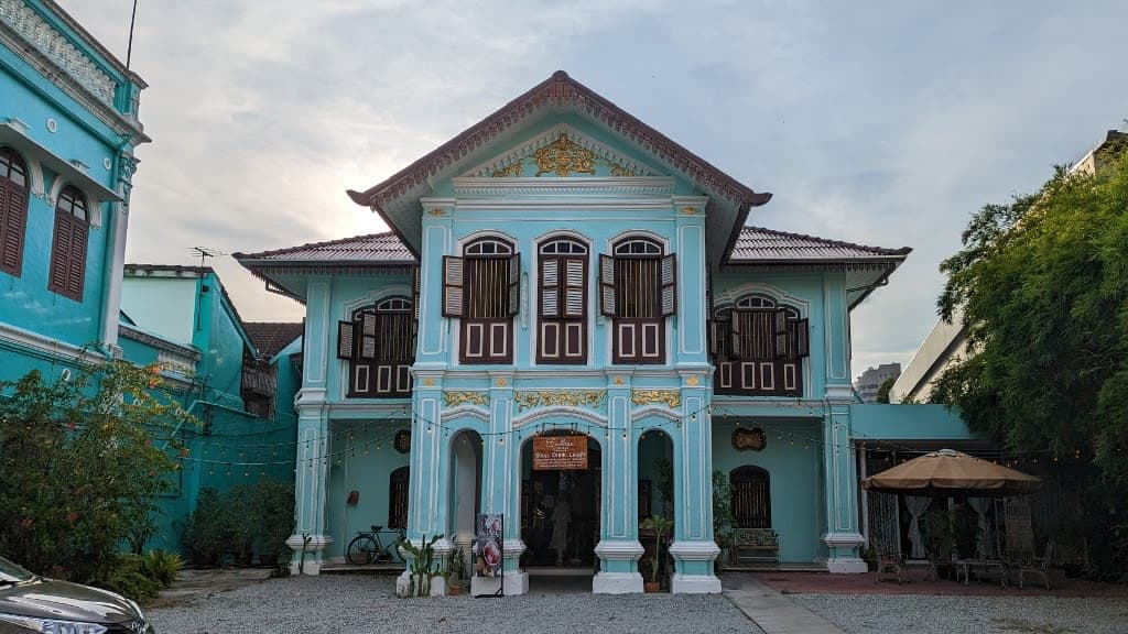 Historical Elegance: Shopping Among Sino-European Architecture