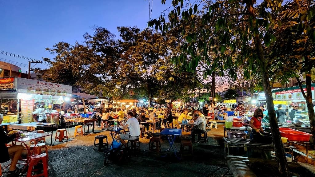 Wua Lai Walking Street: Where Culture and Commerce Collide