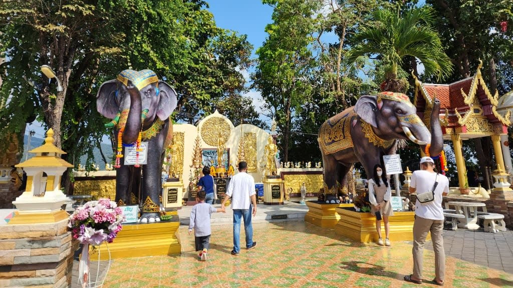 Wat Phra That Doi Kham: Ancient Relics and Divine Views